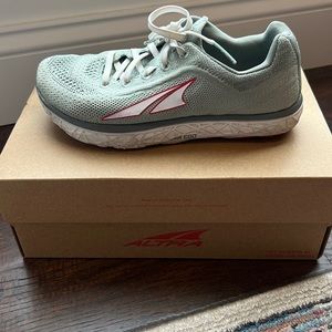 Altra escalante, size 5.5. Mint green